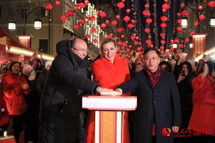 張漢暉、扎哈羅娃、科茲洛夫（從右至左）共同按下活動(dòng)啟動(dòng)按鈕。于子恒攝