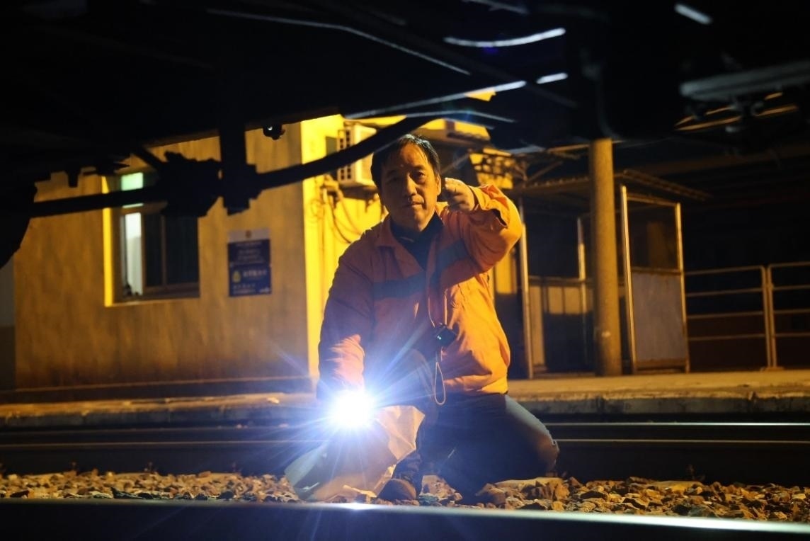 凌晨2點(diǎn)，李金饒正在檢查關(guān)門車。陸佳駿攝