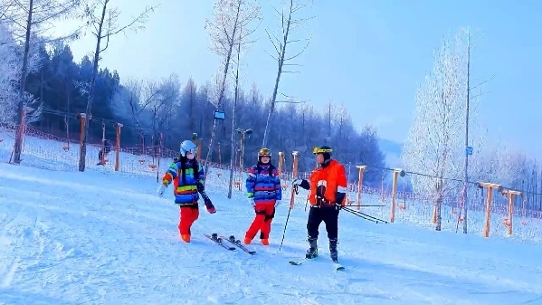 新春走基層｜滑雪場上過春節(jié)！冰城“冷資源”變成“熱經(jīng)濟(jì)”