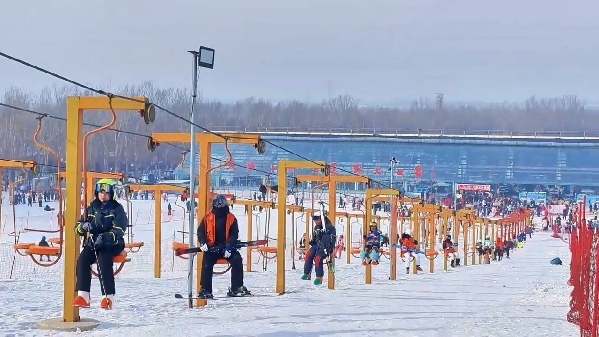 新春走基層｜滑雪場上過春節(jié)！冰城“冷資源”變成“熱經(jīng)濟(jì)”