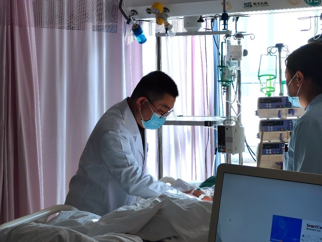 徐晉偉正在觀察患者體征。人民網(wǎng)記者 栗翹楚攝