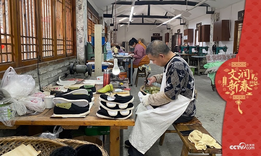 唐昌布鞋坊內的工人正在趕制布鞋。王凡攝