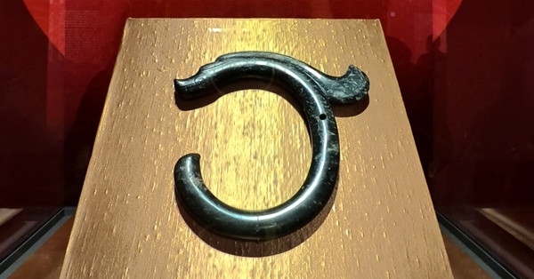 紅山文化C形玉龍。人民網(wǎng)記者 韋衍行攝