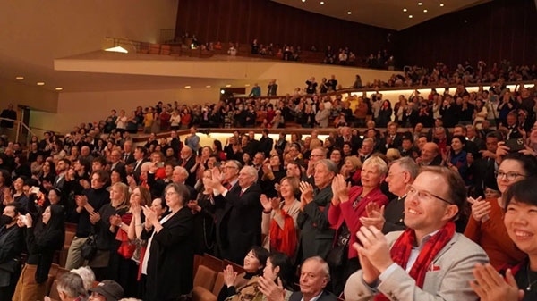 中德觀眾觀看中央民族樂團“”天地永樂·中國節(jié)“”音樂會。中國駐德國大使館供圖