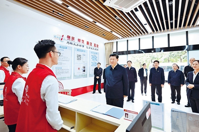 2023年12月14日至15日，中共中央總書記、國家主席、中央軍委主席習(xí)近平在廣西考察。這是14日上午，習(xí)近平在南寧市良慶區(qū)蟠龍社區(qū)黨群服務(wù)中心考察。 新華社記者 燕雁/攝
