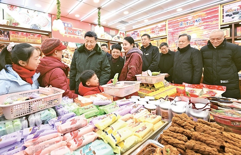 2024年2月1日至2日，中共中央總書記、國家主席、中央軍委主席習(xí)近平來到天津，看望慰問基層干部群眾。這是1日下午，習(xí)近平在天津古文化街考察時，走進(jìn)店鋪同現(xiàn)場群眾互動交流。 新華社記者 謝環(huán)馳/攝