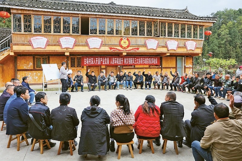 圖為2023年4月6日，貴州省黔東南苗族侗族自治州施秉縣白垛鄉(xiāng)白垛村村民在討論產(chǎn)業(yè)發(fā)展、人居環(huán)境提升、鄉(xiāng)村文明建設(shè)相關(guān)事宜。 人民圖片 磨桂賓/攝