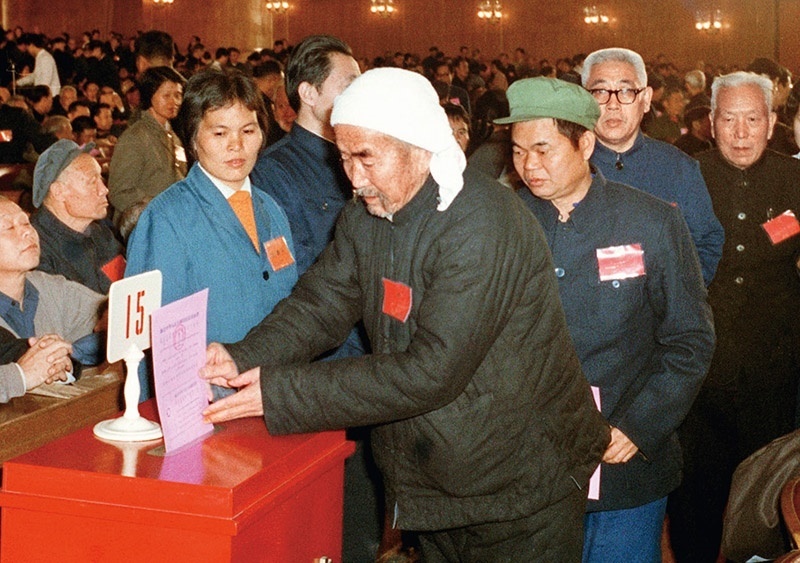我國現(xiàn)行憲法于1982年12月4日由第五屆全國人大第五次會議通過并公布施行。根據(jù)改革開放和社會主義現(xiàn)代化建設(shè)的實踐和發(fā)展，全國人大于1988年、1993年、1999年、2004年、2018年先后5次作出必要的、也是十分重要的修正。圖為出席第五屆全國人民代表大會第五次會議的代表投票表決《中華人民共和國憲法》（資料照片）。 新華社發(fā)