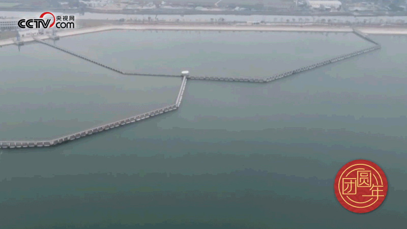 △西江潛地行，潤澤大灣區(qū)。珠江三角洲水資源配置工程西起廣東佛山順德西江干流鯉魚洲，穿越獅子洋，東至深圳公明水庫，是世界上流量最大的長距離有壓調(diào)水工程。