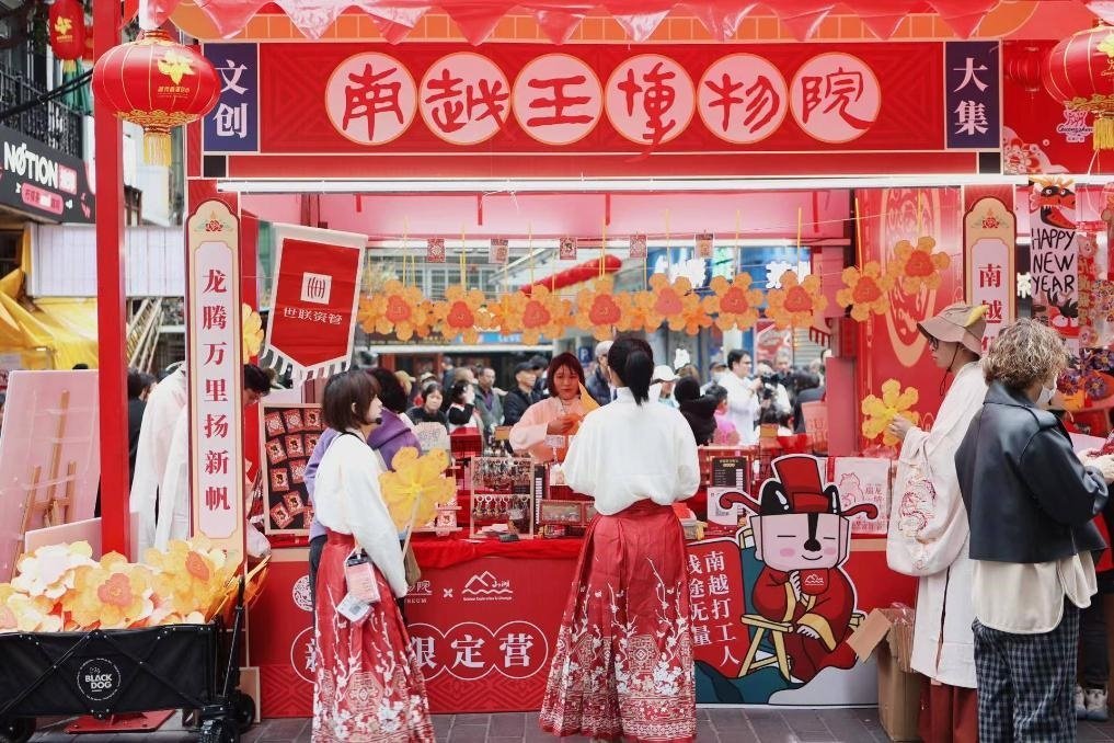 在西湖花市的南越王博物院攤位，文創(chuàng)與花市的跨界融合吸引了不少市民游客駐足。（南越王博物院供圖）