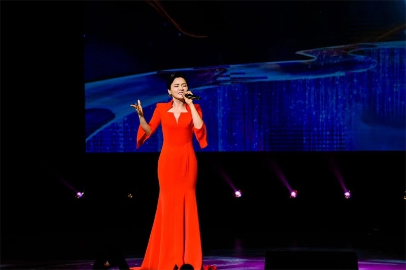 女高音歌唱家陳思思演唱《但愿人長久》。趙 靖攝