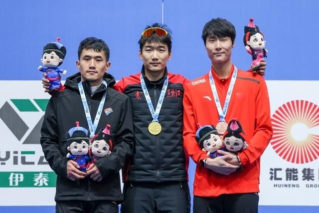 1月12日，“十四冬”速度滑冰（公開組）男子500米比賽，冠軍黑龍江隊選手高亭宇（中）、亞軍遼寧隊選手楊濤（左）、季軍河北隊選手李添龍在頒獎儀式上合影。新華社記者 王楷焱 攝