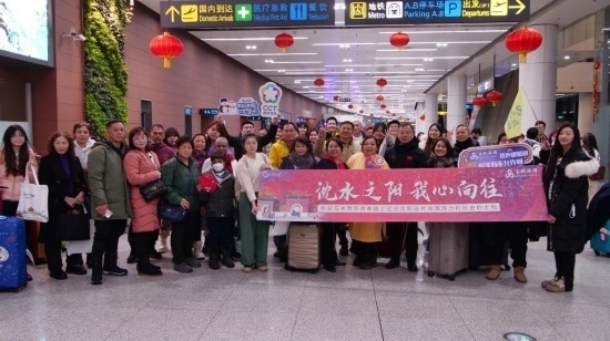 2月11日，一批馬來西亞游客抵達(dá)沈陽桃仙國際機(jī)場。新華社發(fā)