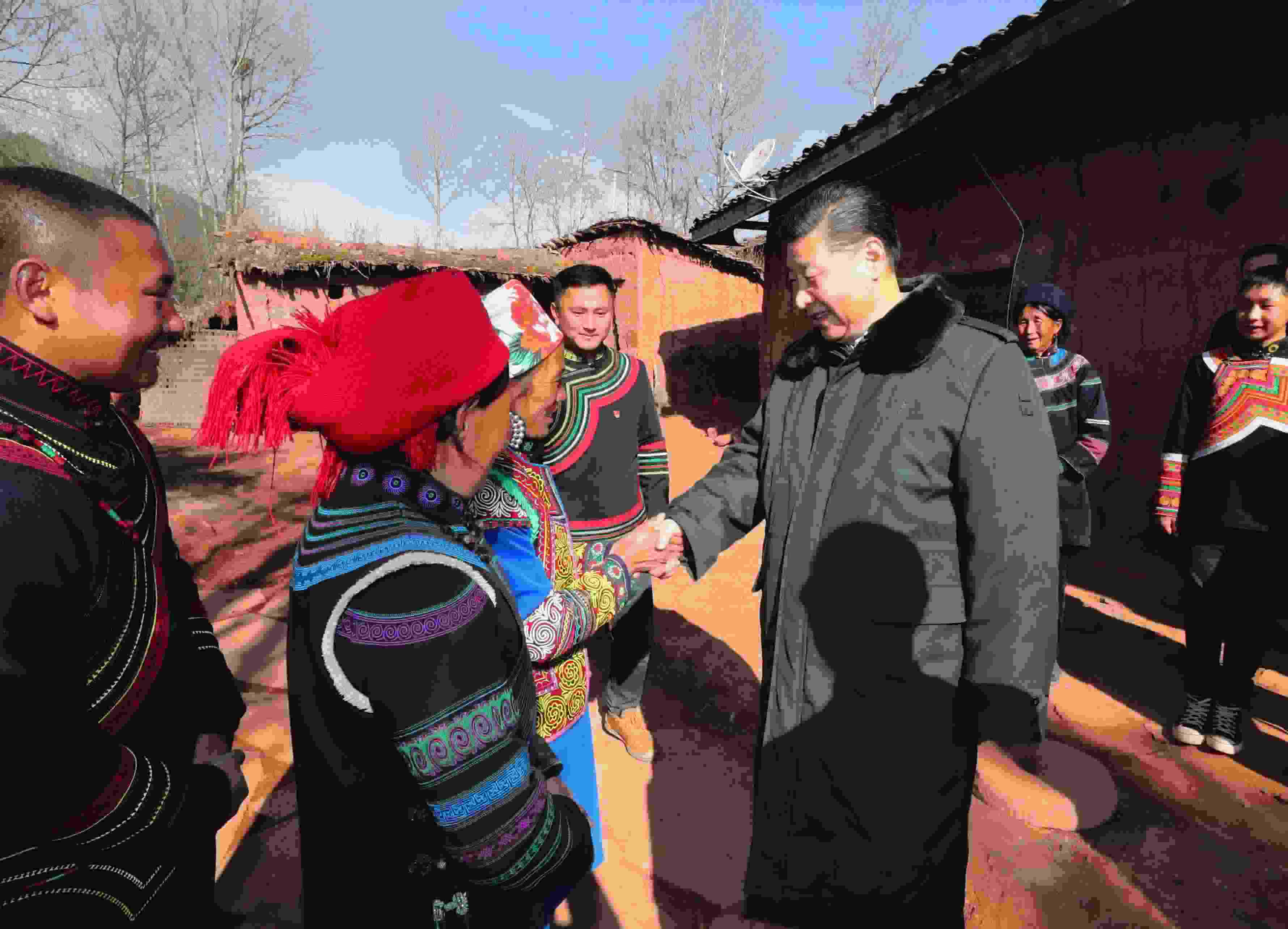 △ 2018年2月11日，習(xí)近平總書記驅(qū)車2個(gè)多小時(shí)，從四川西昌市來到位于大涼山深處的昭覺縣三岔河鄉(xiāng)三河村、解放鄉(xiāng)火普村，走進(jìn)彝族貧困群眾家中，看實(shí)情、問冷暖、聽心聲，同當(dāng)?shù)馗刹咳罕姽采叹珳?zhǔn)脫貧之策。