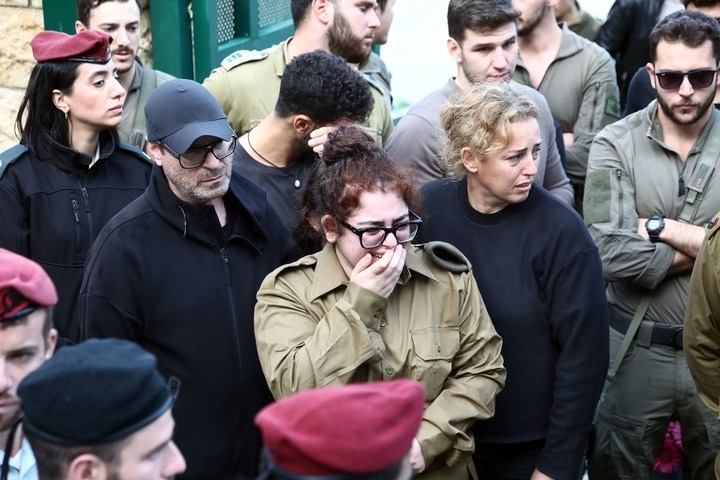 1月23日，在以色列特拉維夫的一處公墓，人們參加一名以色列士兵的葬禮。新華社發(fā)（吉德翁·馬科維奇攝/基尼圖片社）