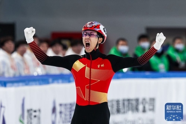 吉林隊(duì)選手孫龍沖線后慶祝勝利。新華社記者 李博 攝