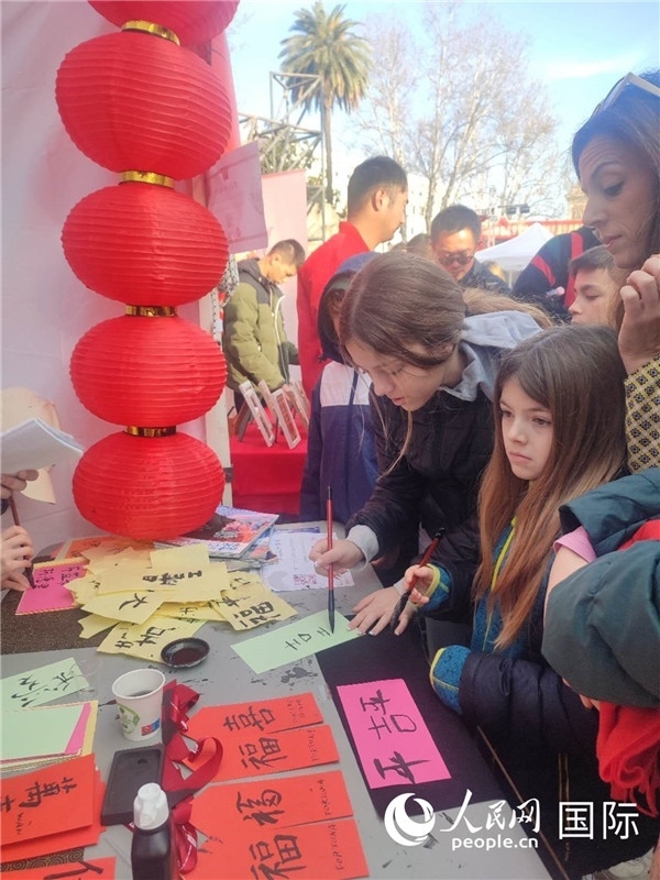 羅馬當(dāng)?shù)孛癖妼?duì)漢字充滿興趣。人民網(wǎng)記者鄭彬攝