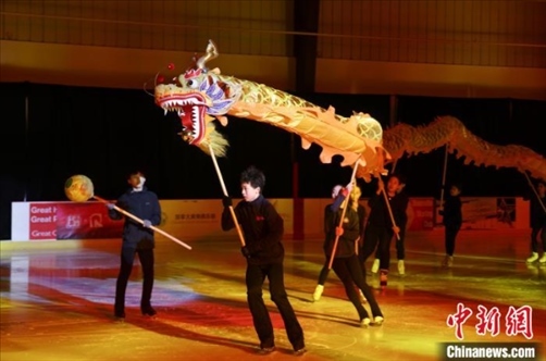 當地時間2月17日晚，作為農歷甲辰龍年“歡樂春節(jié)”系列活動之一，別具特色的青少年冰上春晚在加拿大多倫多舉行。圖為青少年表演冰上舞龍。 中新社記者 余瑞冬 攝