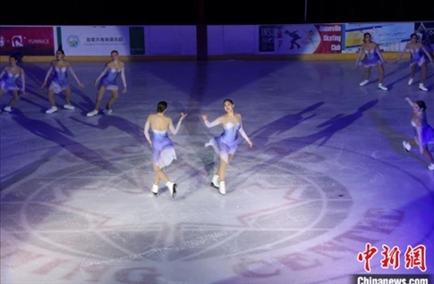 當地時間2月17日晚，青少年冰上春晚在加拿大多倫多舉行。圖為曾獲加拿大全國冠軍的一支青少年花滑隊進行集體自由滑表演。 中新社記者 余瑞冬 攝