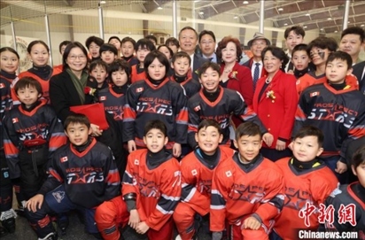 當地時間2月17日晚，青少年冰上春晚在加拿大多倫多舉行。圖為中國駐多倫多總領事羅偉東和主辦方代表、與會嘉賓與“未來之星”冰球隊華裔少年冰球手們合影。 中新社記者 余瑞冬 攝