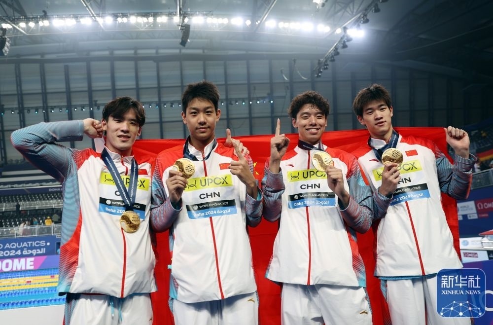 2月11日，2024年多哈游泳世錦賽男子4×100米自由泳接力決賽，中國隊(duì)選手王浩宇、張展碩、季新杰和潘展樂（從左到右）在頒獎(jiǎng)儀式后合影慶祝。新華社記者 雒圓 攝