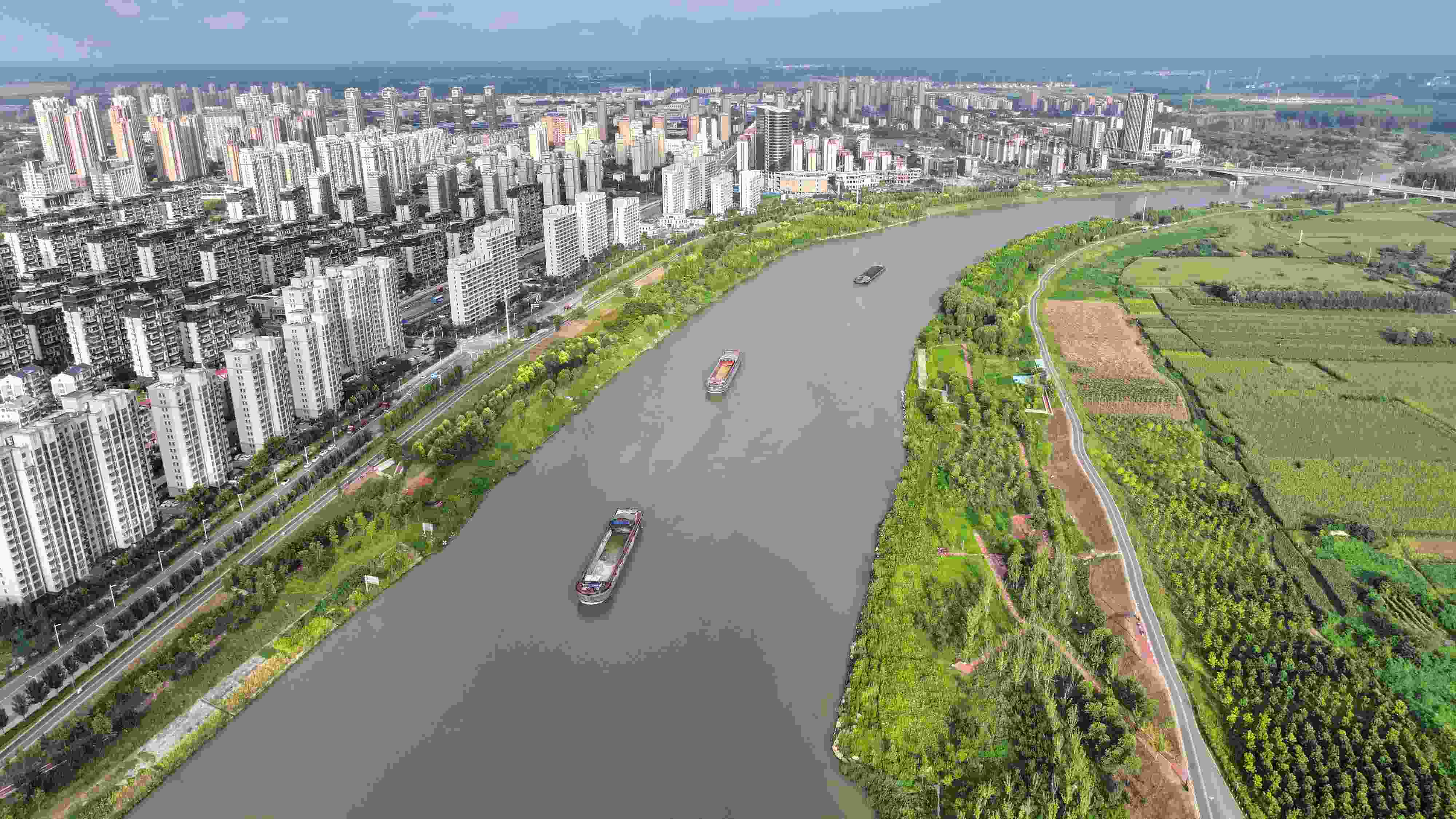 △ 2023年8月21日，安徽阜陽，初秋時(shí)節(jié)，界首城市建設(shè)與沙潁河水系、橋梁和綠植相映襯，構(gòu)成一幅生態(tài)宜居的美麗畫卷。