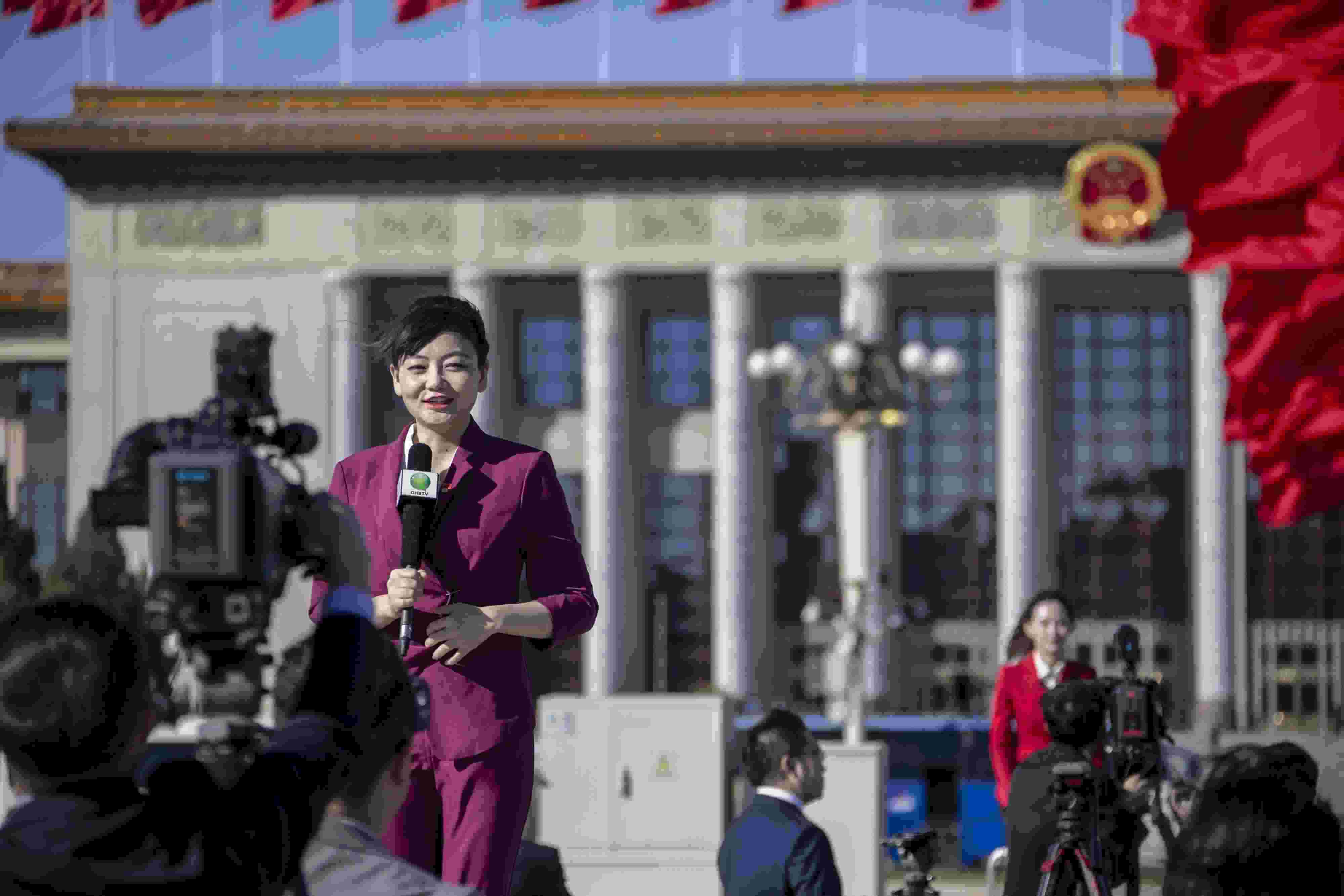 △ 2022年10月22日，北京人民大會堂，中國共產(chǎn)黨第二十次全國代表大會勝利閉幕，媒體記者戶外進行現(xiàn)場報道。