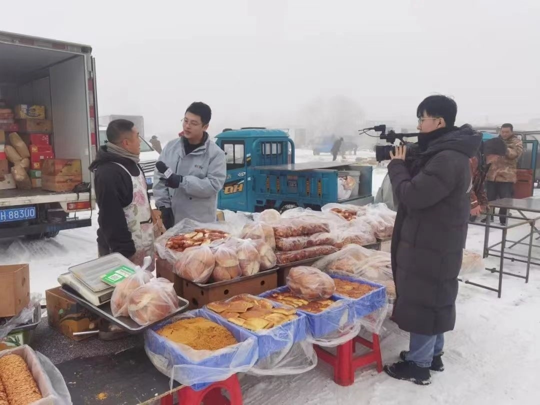 △ 2024年1月1日，在中央廣播電視總臺中央電視臺《新年新愿》報道中，遼寧營口鲅魚圈區(qū)大集賣餅干的小哥憨態(tài)可掬的表情、生機勃勃的臉龐、充滿煙火氣的新年愿望，讓他火爆出圈。