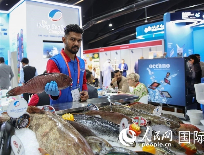 海灣食品展上，一位展商在展示海產(chǎn)品。人民網(wǎng) 塔里克·易卜拉欣攝