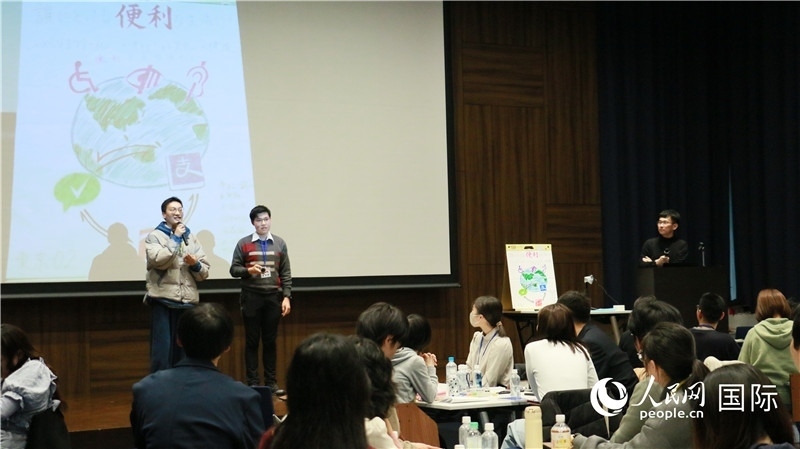 學(xué)生們發(fā)表小組討論成果。人民網(wǎng) 許可攝