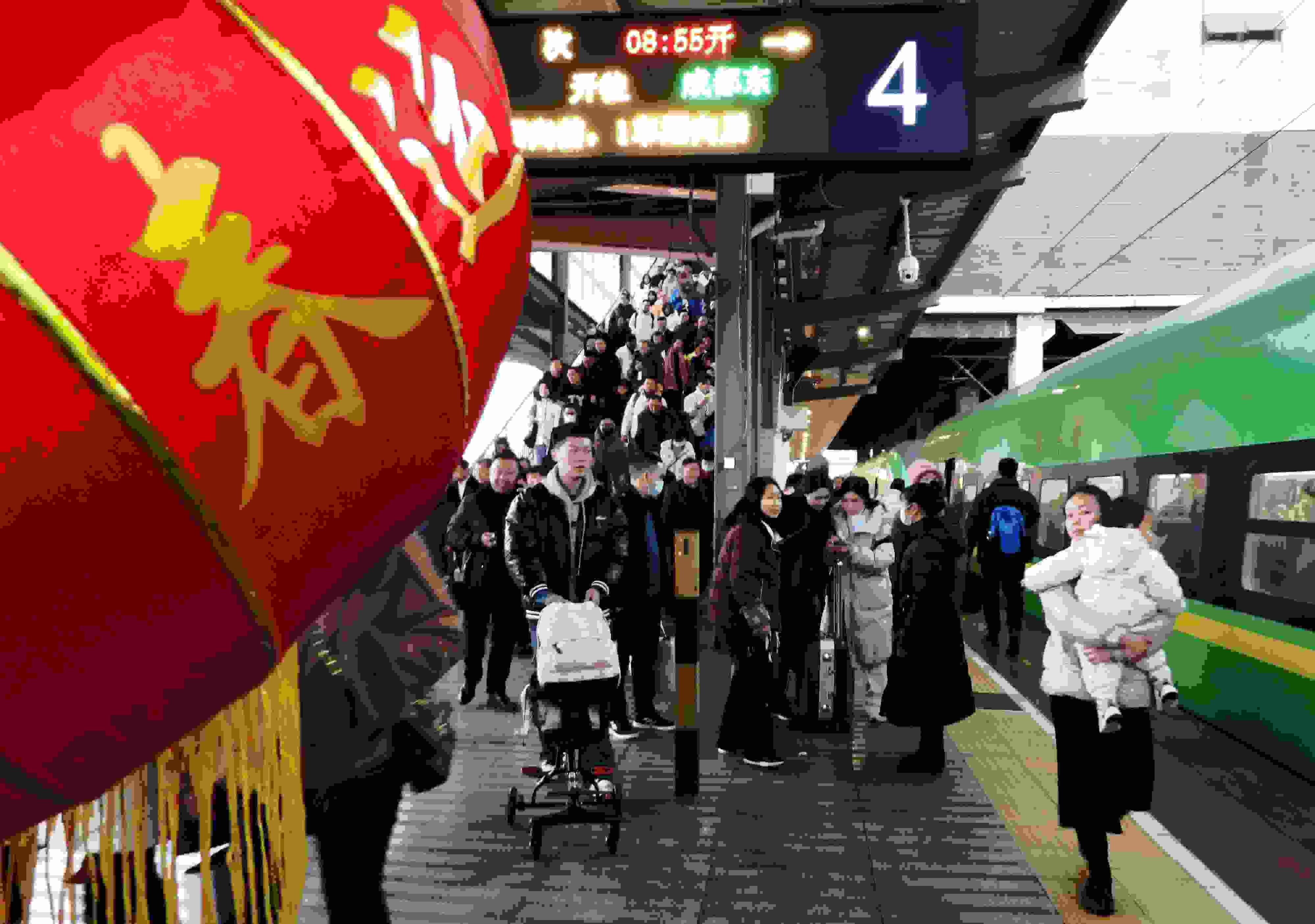 △ 2024年1月26日，四川省達(dá)州市車站，準(zhǔn)備乘坐“復(fù)興號(hào)”動(dòng)車組列車出行的旅客。