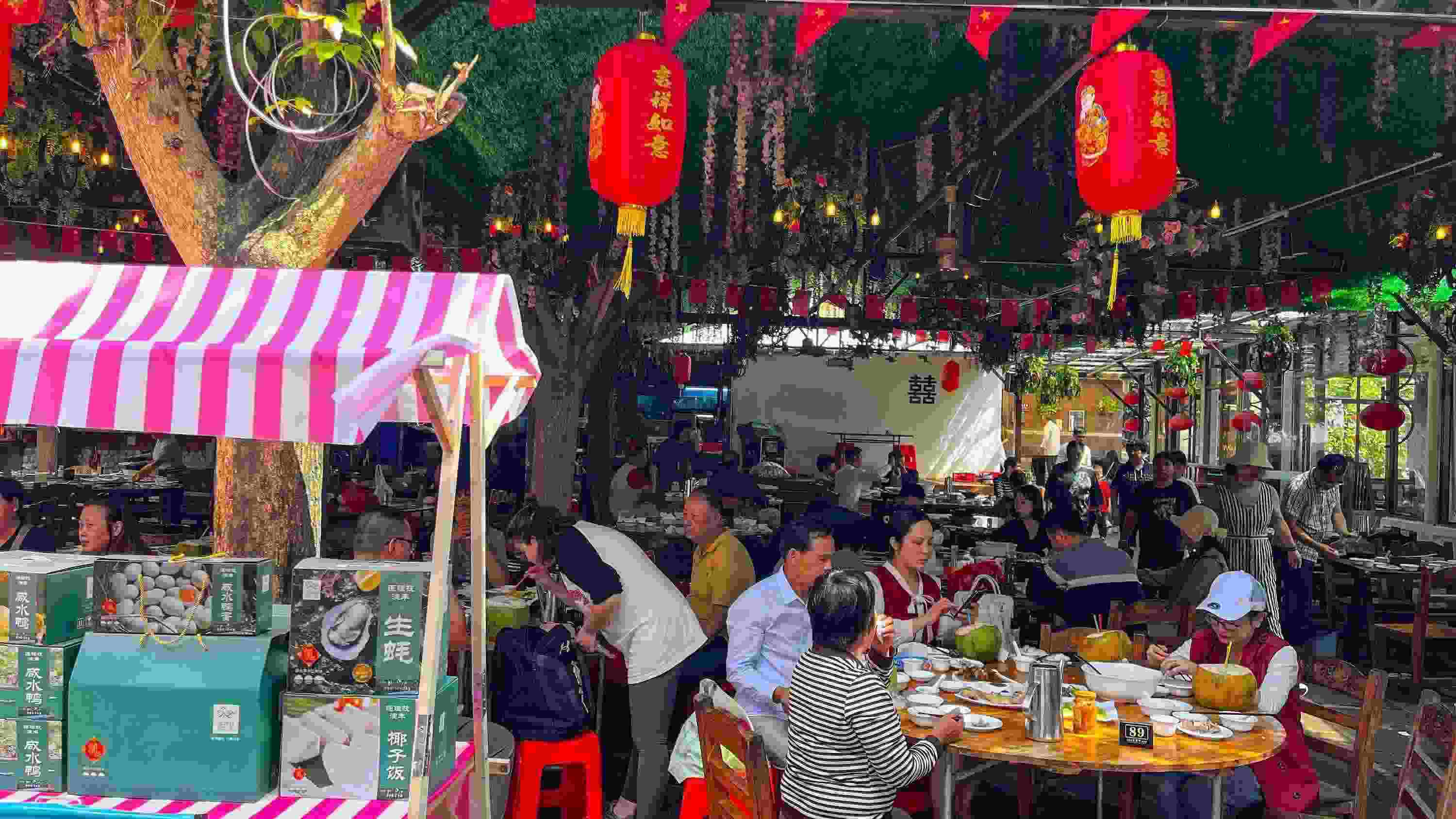 △ 2024年2月17日，春節(jié)假期最后一天，海口鄉(xiāng)村旅游持續(xù)火爆，眾多游客前往漁家樂(lè)品嘗特色海鮮和鄉(xiāng)村美食。