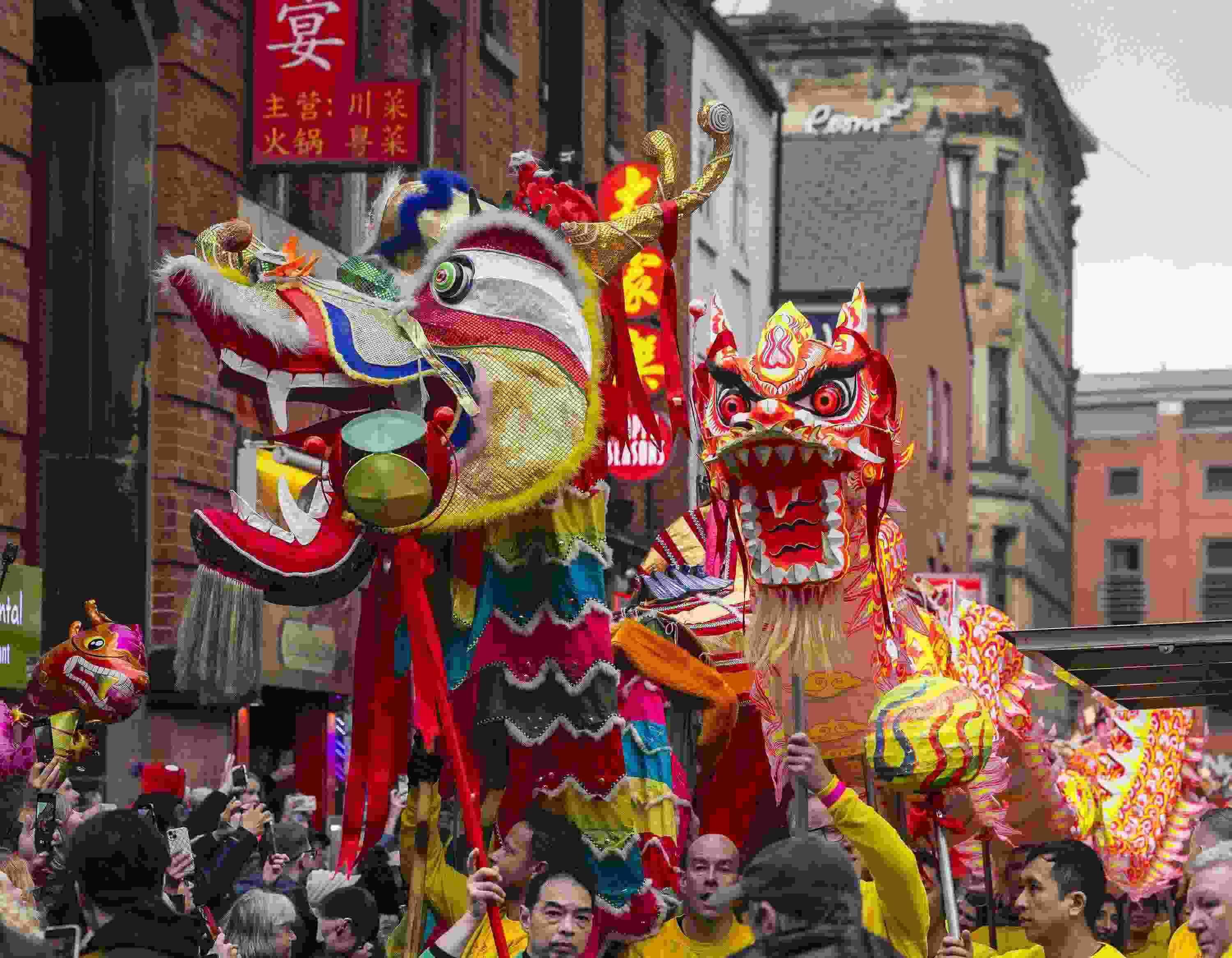 △ 當(dāng)?shù)貢r(shí)間2024年2月11日，英國(guó)曼徹斯特，表演者進(jìn)入中國(guó)城，參加中國(guó)農(nóng)歷龍年春節(jié)的慶?；顒?dòng)。