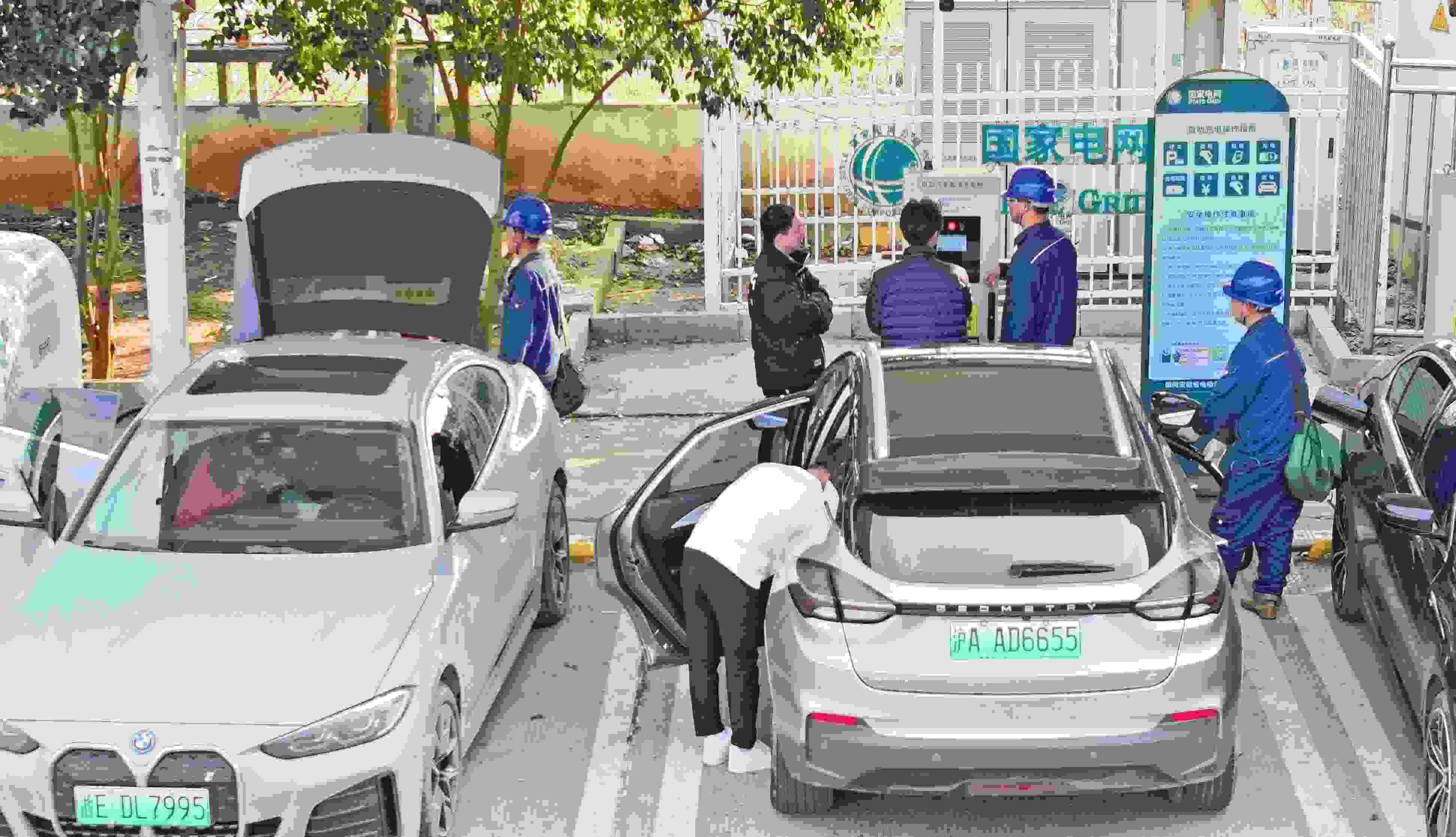 △ 2024年2月17日，安徽滁州來(lái)安縣大英鎮(zhèn)境內(nèi)的G36寧洛高速曹莊服務(wù)區(qū)，滁州市供電公司工作人員協(xié)助電動(dòng)汽車車主高效解決充電中遇到的問(wèn)題。