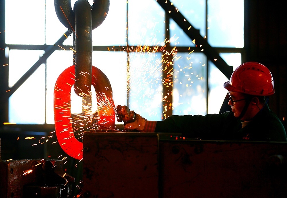 △ 2024年2月17日，青島市，即墨區(qū)靈山街道一家錨鏈企業(yè)，工人正在忙碌。