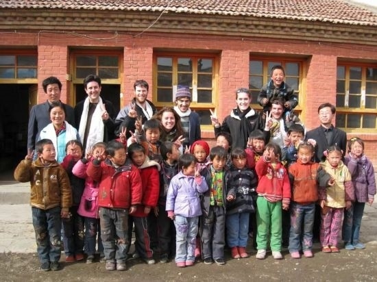 2008年，歐君廷帶領(lǐng)美國(guó)大學(xué)生到甘肅一所村辦小學(xué)訪問教課