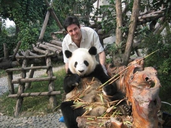2006年，歐君廷在四川成都和熊貓合影