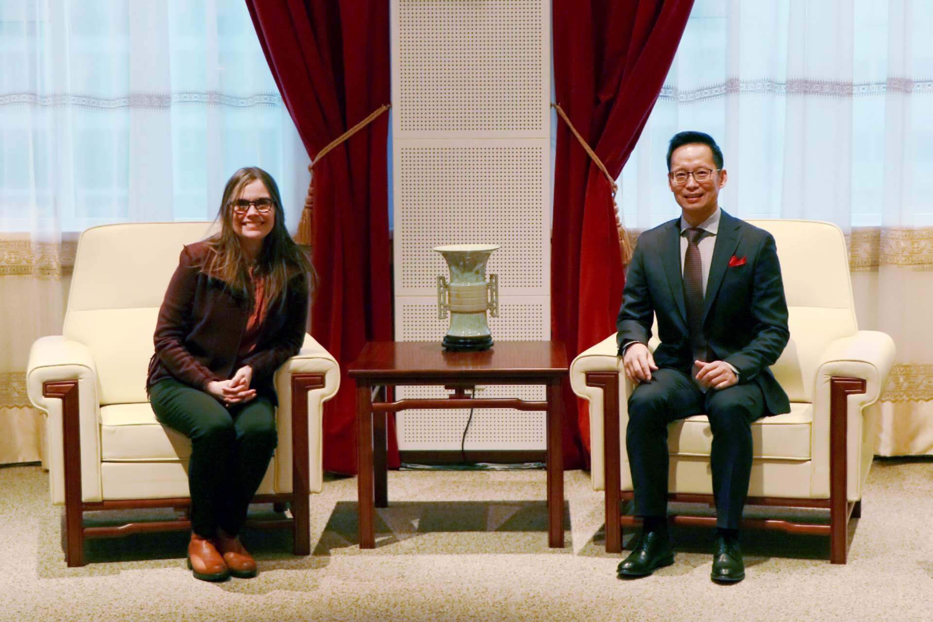 冰島總理雅各布斯多蒂爾（右一）與中國(guó)駐冰島大使何儒龍合影。中國(guó)駐冰島大使館供圖