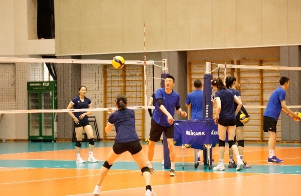 女排隊(duì)員在訓(xùn)練中。人民網(wǎng)記者李乃妍攝