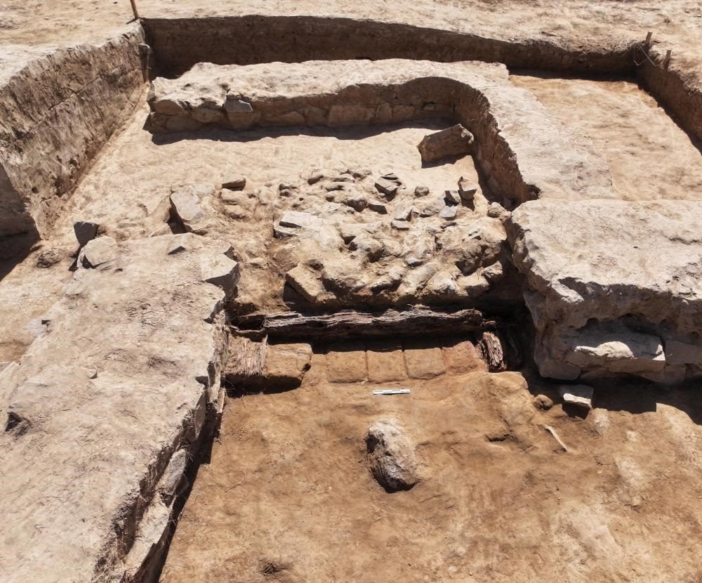 這是都蘭熱水墓群北一區(qū)M37號（“羊圈墓”）祭祀建筑的木質(zhì)門構(gòu)。