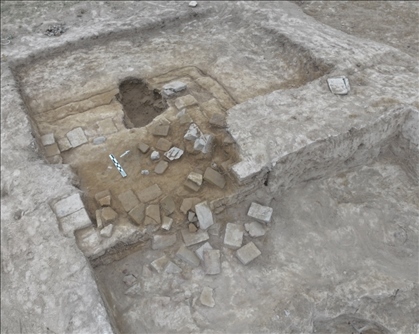 這是都蘭熱水墓群北一區(qū)M37號（“羊圈墓”）祭臺的砌磚。