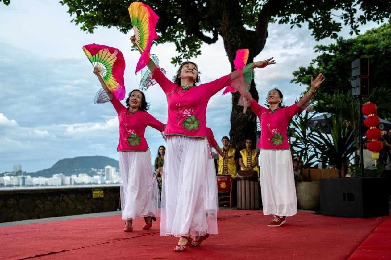 當(dāng)?shù)貢r間2月24日晚，2024年元宵節(jié)慶祝活動在巴西里約熱內(nèi)盧市科帕卡巴納要塞舉辦。巴西山河文化促進(jìn)中心供圖