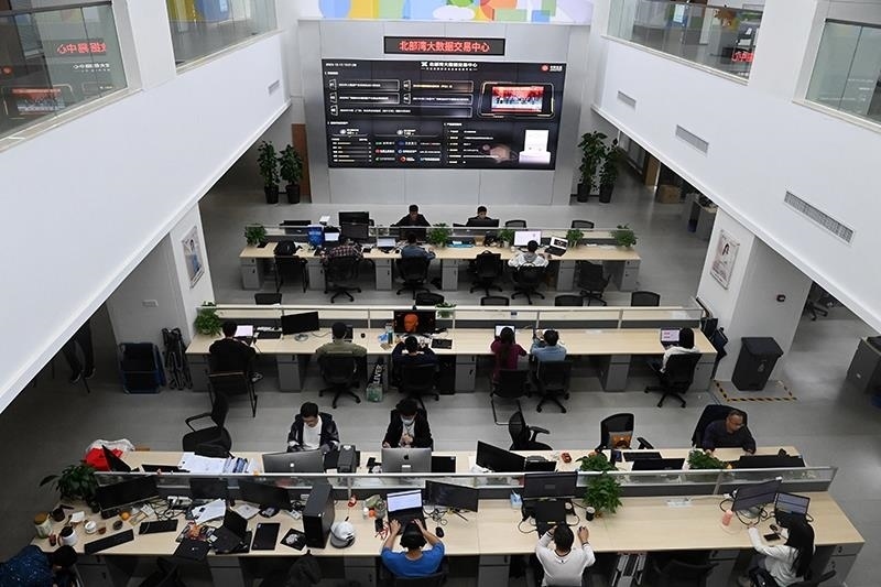 2023年12月12日，中國－東盟信息港股份有限公司員工在工作中。