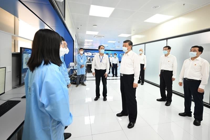 2023年7月6日，習(xí)近平總書記在江蘇南京市考察紫金山實(shí)驗(yàn)室時(shí)，同科研人員親切交流。