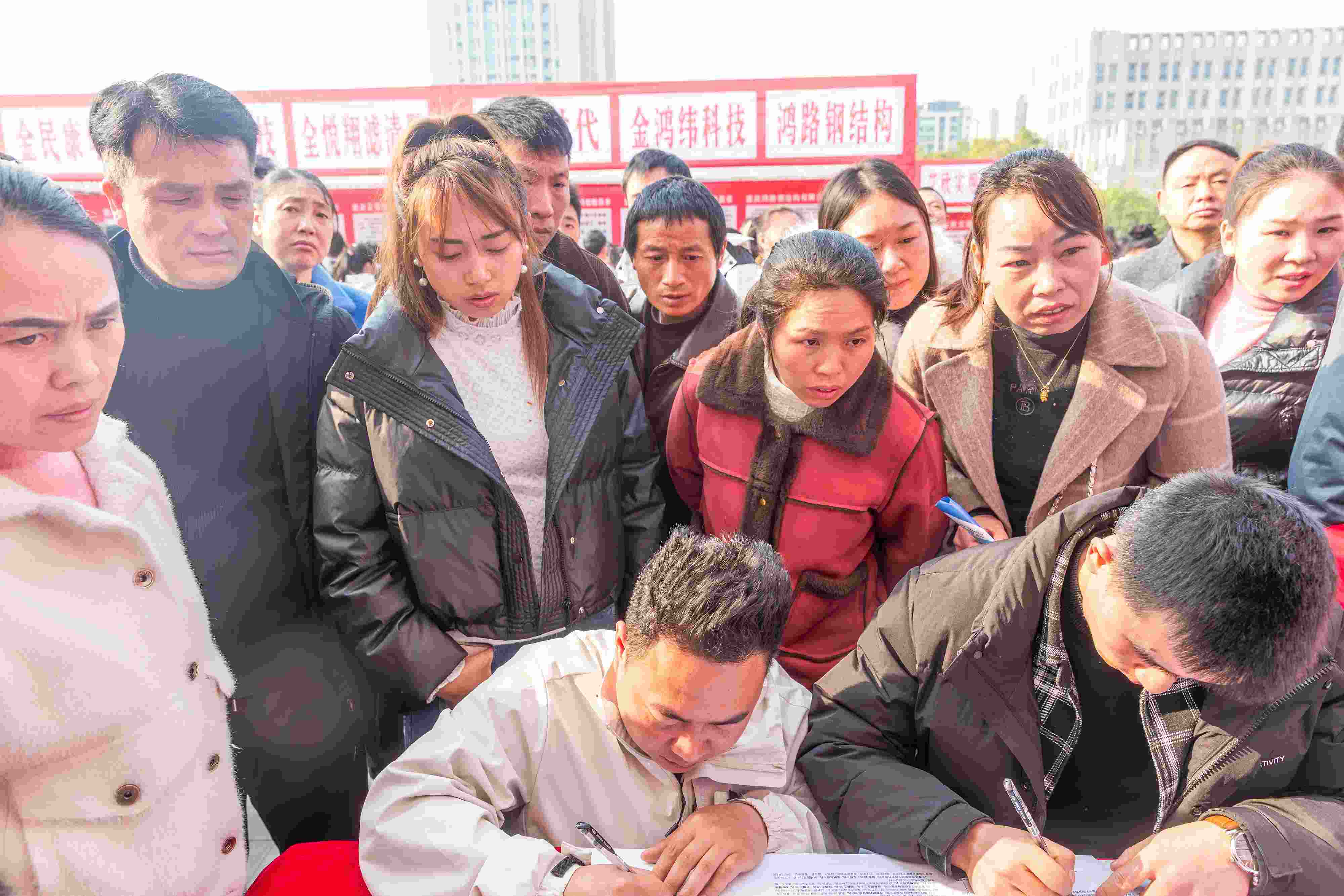 △ 2024年2月19日，重慶市南川區(qū)舉辦2024“春風(fēng)行動”招聘會，為企業(yè)和求職者牽線搭橋，助力務(wù)工人員返崗就業(yè)、企業(yè)復(fù)產(chǎn)復(fù)工。