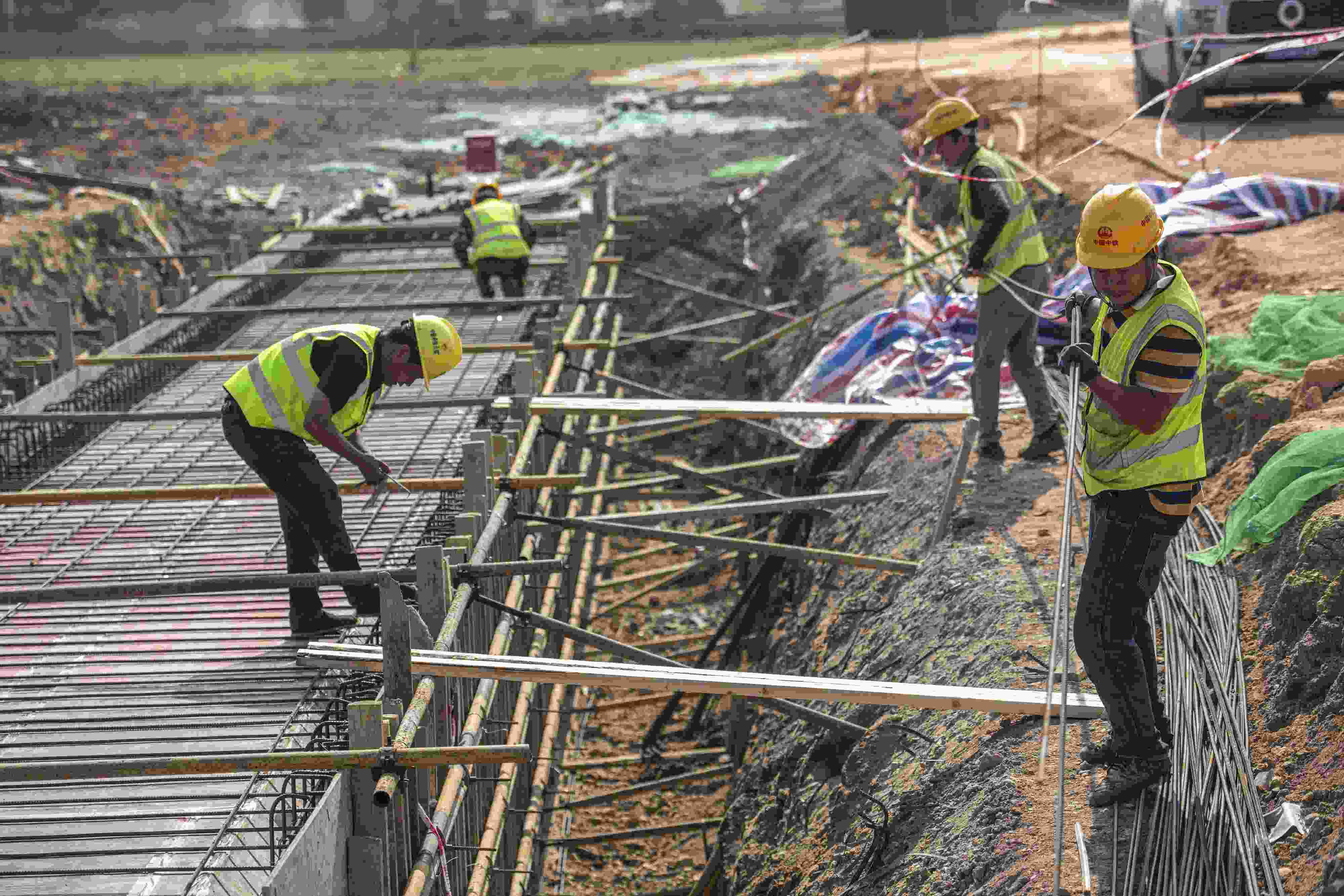 △ 2024年2月20日，海南省瓊海市，工程機(jī)械在博鰲樂城國際醫(yī)療旅游先行區(qū)康健路上加緊施工。