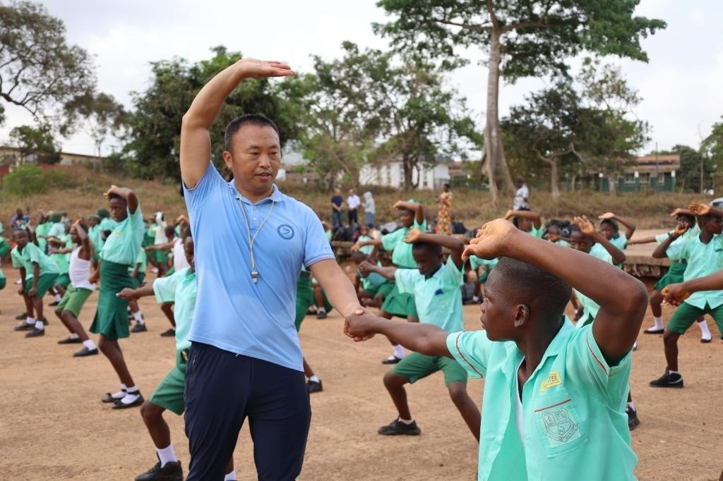 2月20日，在塞拉利昂首都弗里敦，來自塞拉利昂大學(xué)孔子學(xué)院的武術(shù)教師劉偉在為當(dāng)?shù)貙W(xué)生上武術(shù)課。