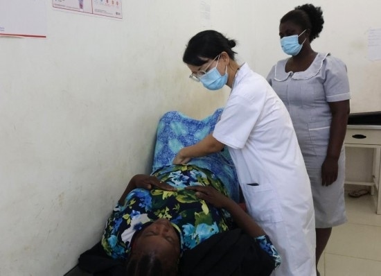 2023年2月27日，在塞拉利昂首都弗里敦，一名中國醫(yī)療隊的醫(yī)生正在為患者檢查身體。