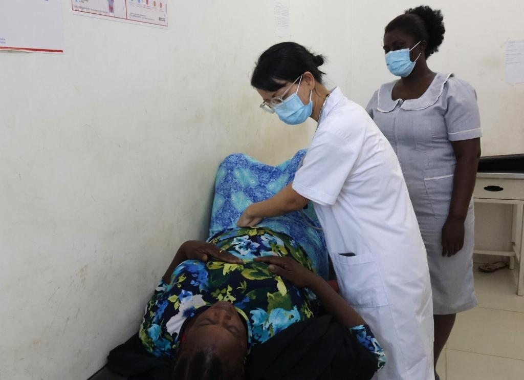 2023年2月27日，在塞拉利昂首都弗里敦，一名中國醫(yī)療隊的醫(yī)生正在為患者檢查身體。