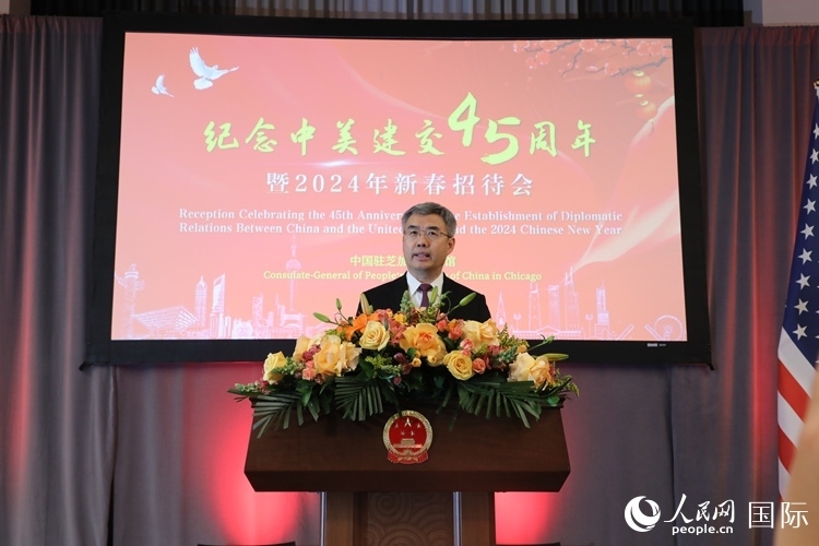 中國駐芝加哥總領(lǐng)事趙建在致辭中表示，期待2024年中美交流合作能夠龍騰虎躍，蒸蒸日上。 人民網(wǎng)記者 李志偉攝